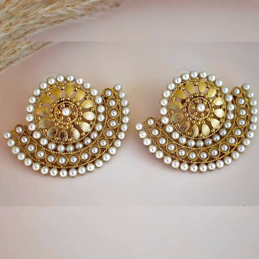 Image of VYANSI PEARLY EARRINGS
