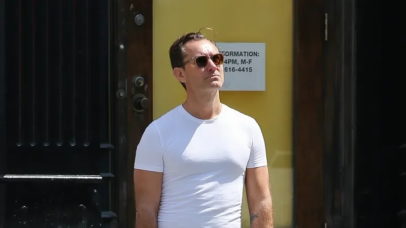 New York, NY - EXCLUSIVE Actor Jude Law flaunts his muscular physique in NYC, looking stylish after a shopping at MUJI.Pictured: Jude LawBACKGRID USA 29 APRIL 2024 USA: +1 310 798 9111 / usasales@backgrid.comUK: +44 208 344 2007 / uksales@backgrid.comUK Clients - Pictures Containing ChildrenPlease Pixelate Face Prior To Publication