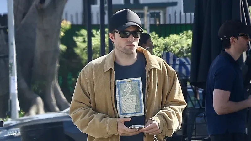 Los Angeles, CA - EXCLUSIVE - Actor Robert Pattinson departs after enjoying a solitary lunch at The Oaks Gourmet Market & Cafe in Los Angeles.Pictured: Robert PattinsonBACKGRID USA 20 MARCH 2024 USA: +1 310 798 9111 / usasales@backgrid.comUK: +44 208 344 2007 / uksales@backgrid.comUK Clients - Pictures Containing ChildrenPlease Pixelate Face Prior To Publication
