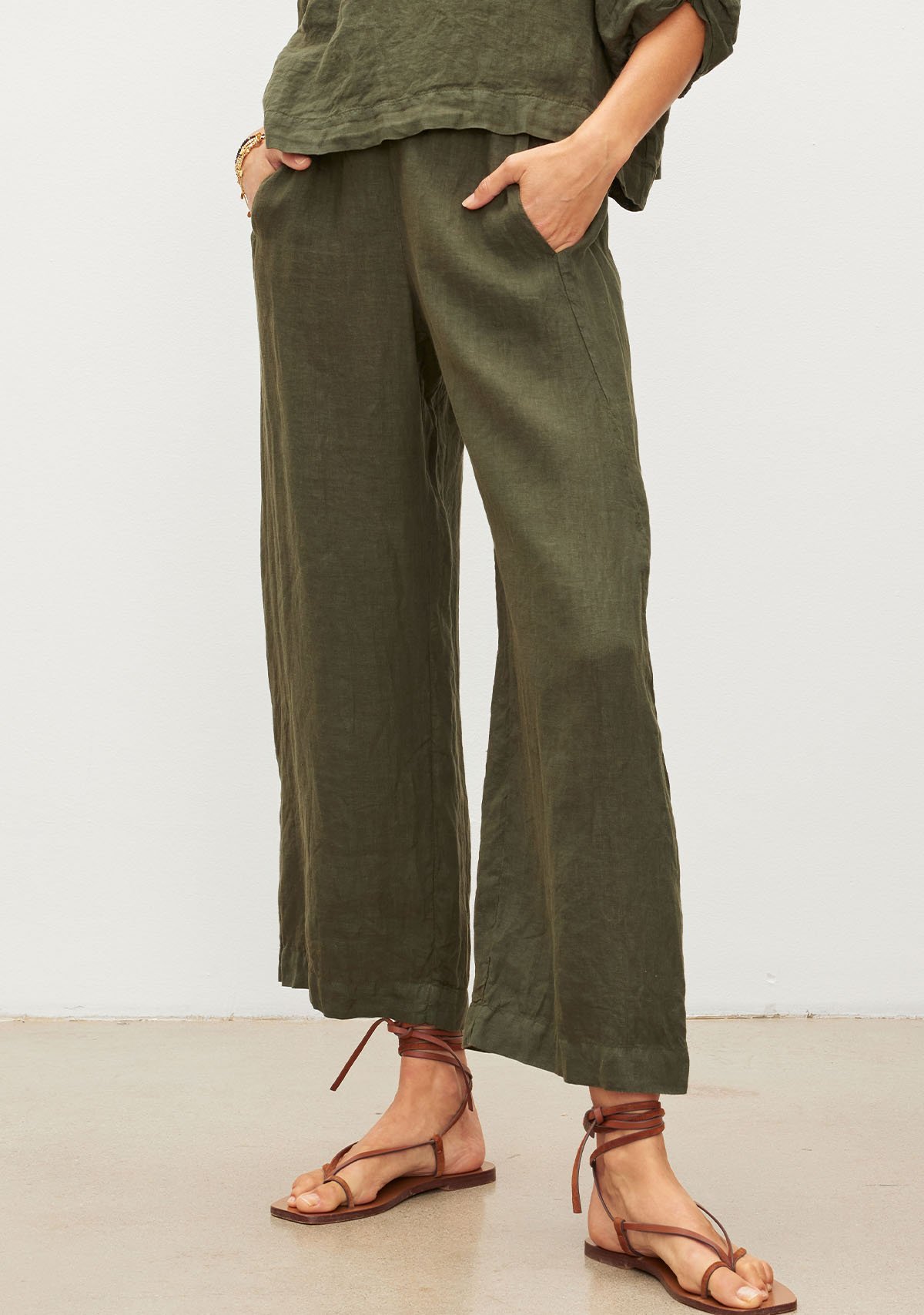 Model wearing the Lola Linen Pant in Tootsie